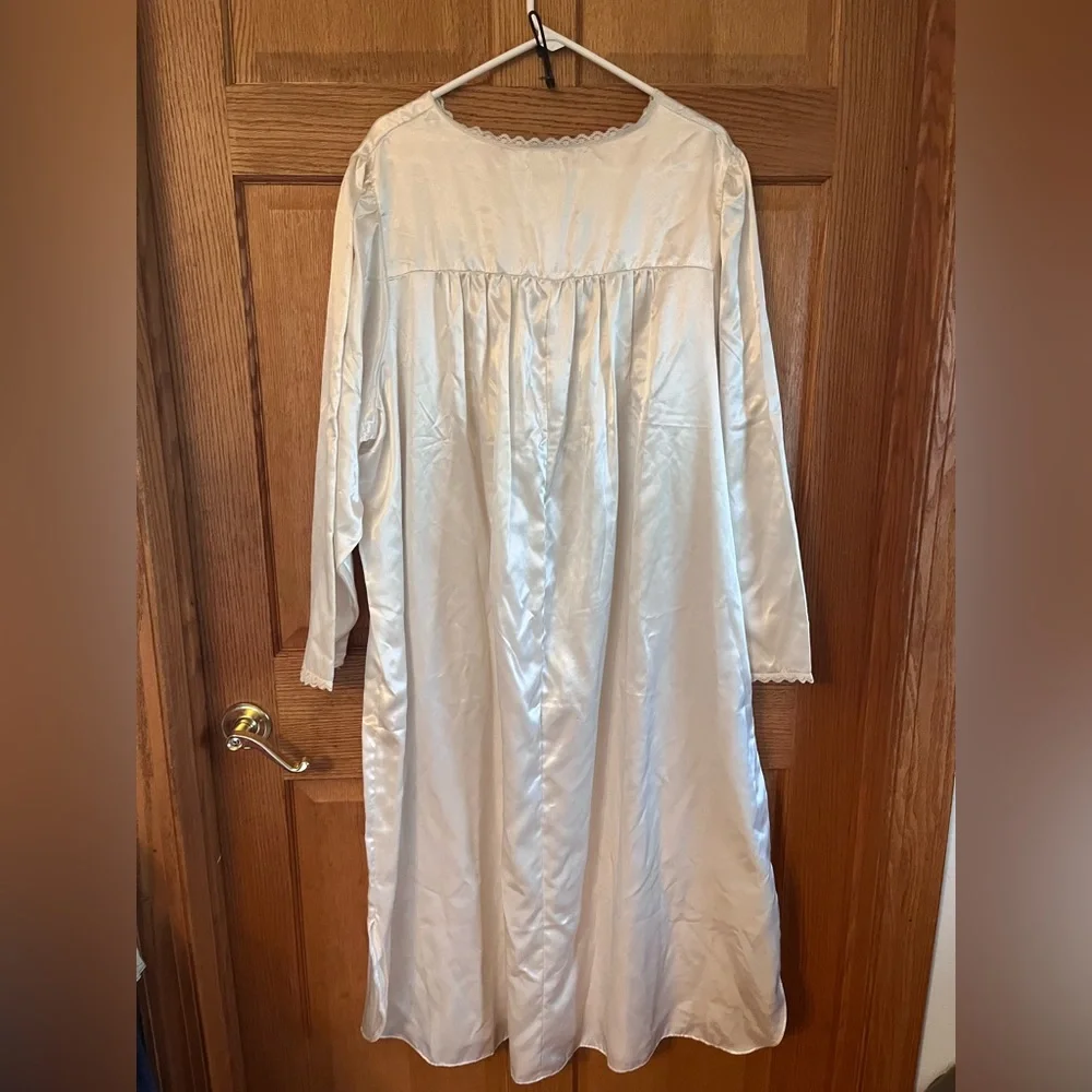 Delicates lace trim, embroidery romantic nightgown